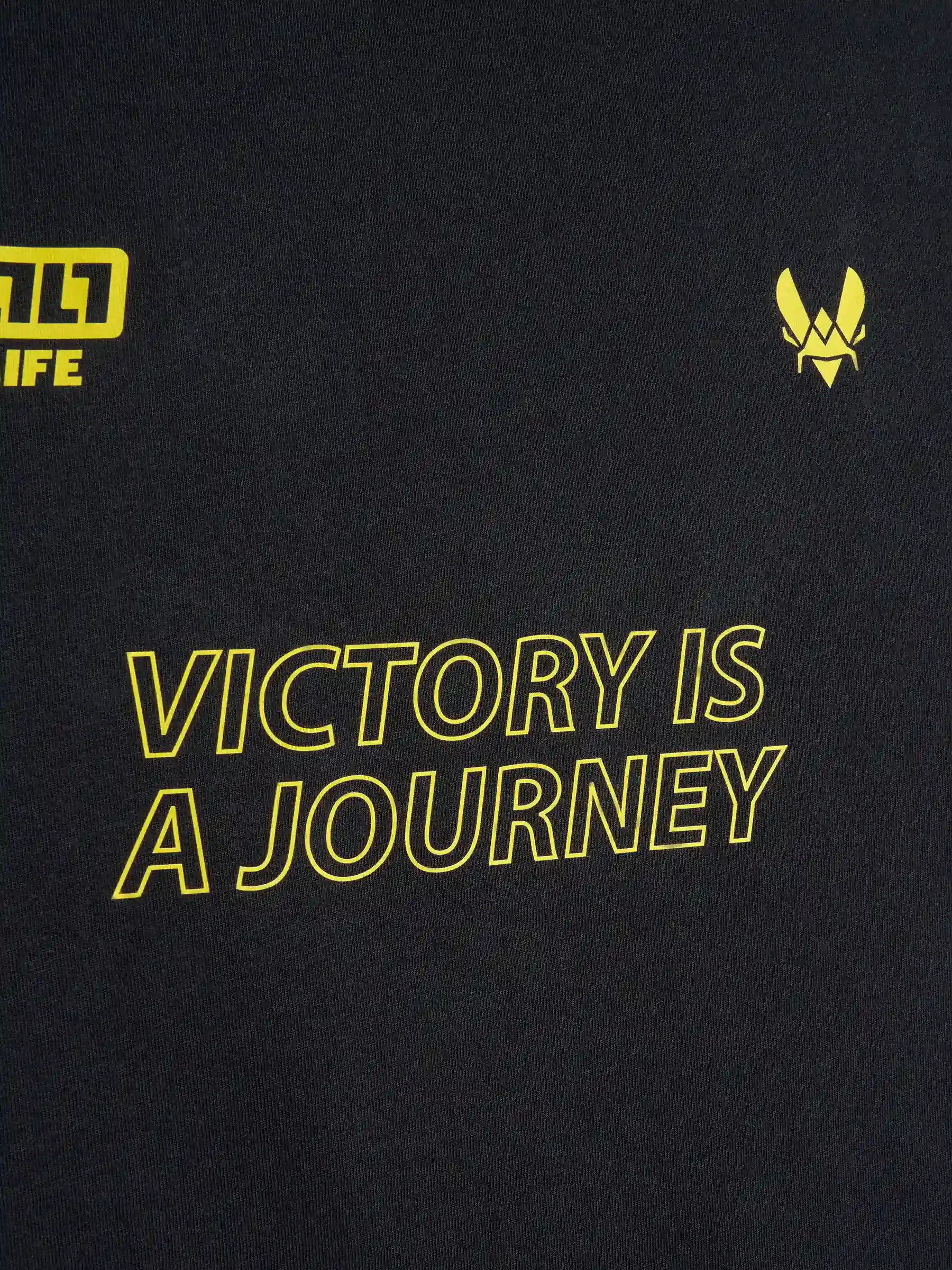 Travel Kit T-shirt - Image 4